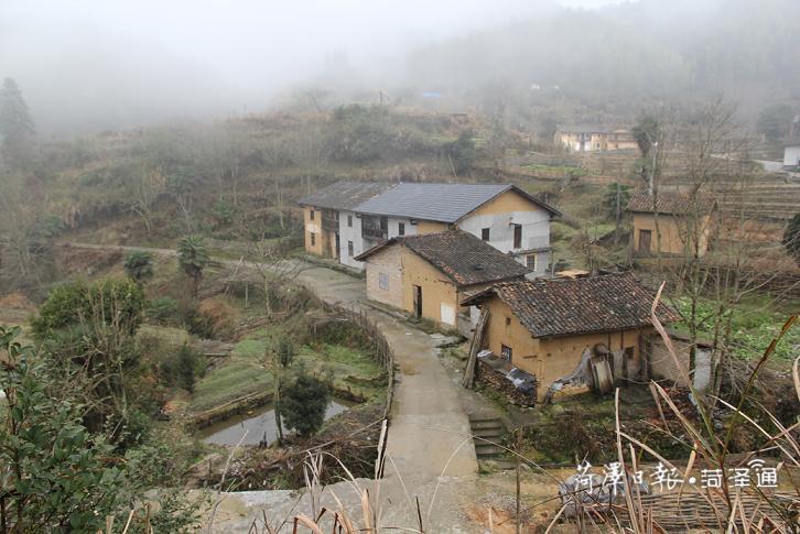 在“八角樓燈光”的照耀下，神山村實(shí)現(xiàn)了由山區(qū)到景區(qū)的歷史性跨越，交出了一份脫貧攻堅(jiān)的“漂亮”答卷。如今的神山村，正在鄉(xiāng)村振興的大道上闊步前行。圖1為神山村農(nóng)村住房舊貌（圖片由茅坪鎮(zhèn)提供）.jpg